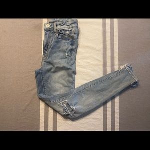 (My sister's) American Eagle Distressed Size 2 Regular Super Stretch Jeans